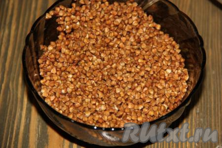 Гречку промыть. В кипящий бульон опустить нарезанное мясо и крупу, варить на небольшом огне 10 минут.