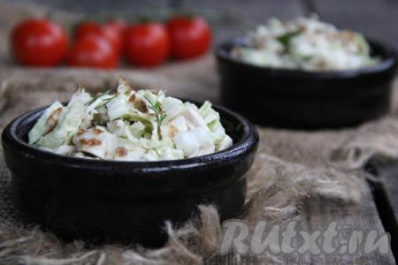 Вот такой вкусный и сытный салат с яичными блинчиками и курицей получается.