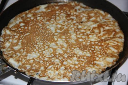  Сковороду слегка смазать маслом и хорошо разогреть. Налить на сковороду небольшое количество смеси молока и яиц, равномерно распределить и пожарить на среднем огне яичный блинчик с двух сторон. В результате получится 3-4 тонких блина.