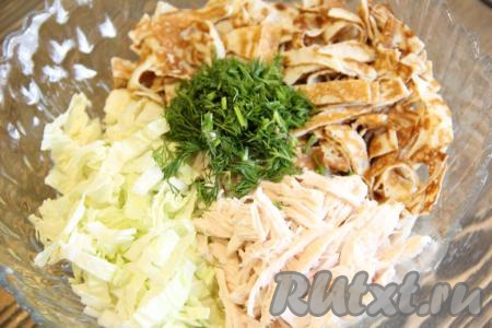 В глубокой миске соединить курицу, яичные блинчики, капусту, мелко нарезанный укроп, слегка посолить салат, перемешать.