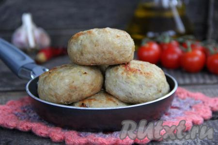 Готовые очень вкусные и пышные котлеты, приготовленные с фаршем и капустой в духовке, подать с любым гарниром. Отличные котлетки получаются, попробуйте!
