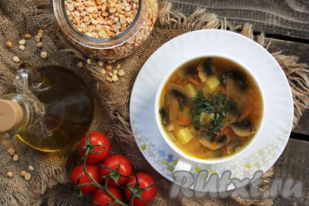 Подать вкусный и ароматный гороховый суп с шампиньонами к столу. По желанию, перед подачей можно добавить рубленную зелень.