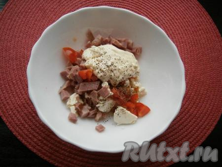 Добавить нарезанный кубиками свежий помидор, майонез, поперчить, перемешать начинку.