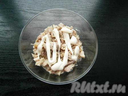 Смазать курицу майонезом.