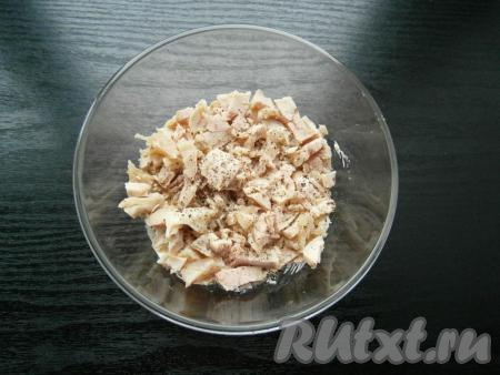 Следующим слоем выложить нарезанную кусочками отварную курицу, поперчить.