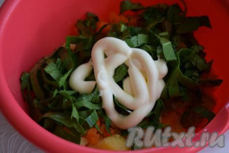 Шпинат, соль, перец и постный майонез добавляем в салат из картофеля, соленого огурца, моркови и лука.