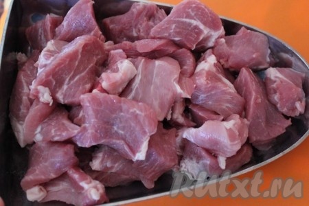 Мясо свиной шеи (желательно охлажденное, то есть не замороженное) нарезать на кусочки.