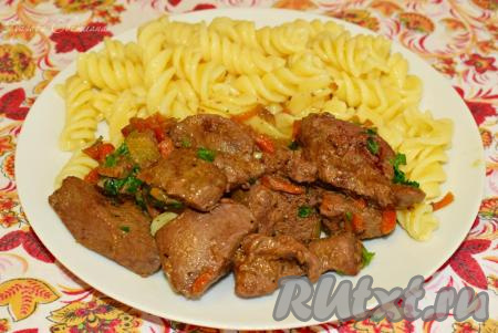 Говяжья печень, тушеная с морковью и луком