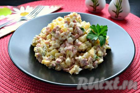 Салат с колбасой, сыром и огурцами