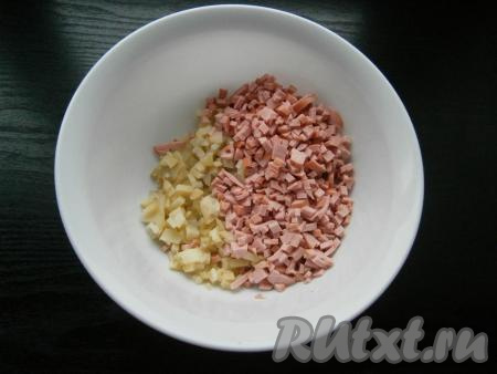 В этом салате очень важно яйца, сыр, колбасу и овощи нарезать как можно мельче! Очищенный картофель и колбасу нарезать маленькими кубиками. 
