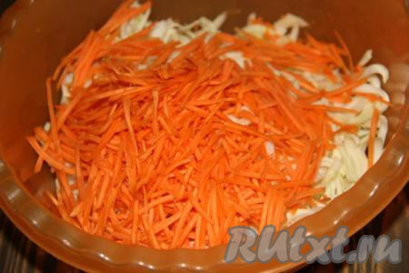 Сырую морковь очистить, натереть на крупной тёрке (я использовала тёрку для моркови по-корейски) и добавить к капусте.