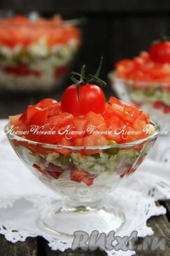 Салат "Красная шапочка" с помидорами и курицей