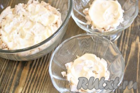 Выложить мясо на дно салатника и смазать майонезом.
