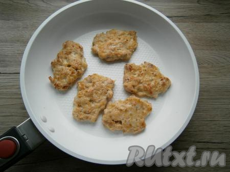 Масло растительное разогреть в сковороде. Выкладывать куриный фарш ложкой в виде небольших котлеток. Жарить куриные котлеты "Нежность" до румяного цвета с двух сторон на среднем огне.