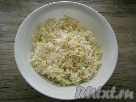 Пекинскую капусту нашинковать, немного посолить и чуть помять руками.