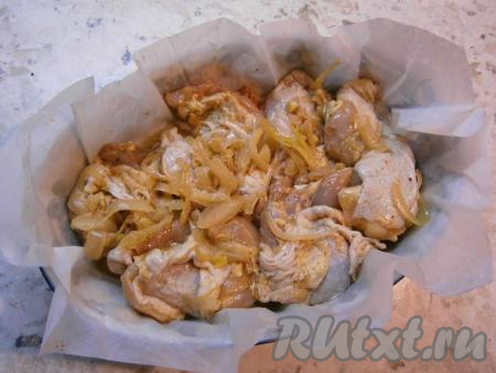 Далее добавить в мясо жидкий дым, перемешать. Форму для запекания застелить пергаментом, который нужно немного смазать растительным маслом. Выложить мясо плотно друг к другу вместе с луком в форму.