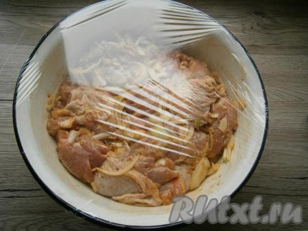 Накрыть миску с курицей пленкой и оставить в прохладном месте на 2-3 часа.