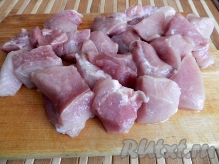 Мякоть свинины вымыть, обсушить, нарезать кусочками примерно 3х3 см.