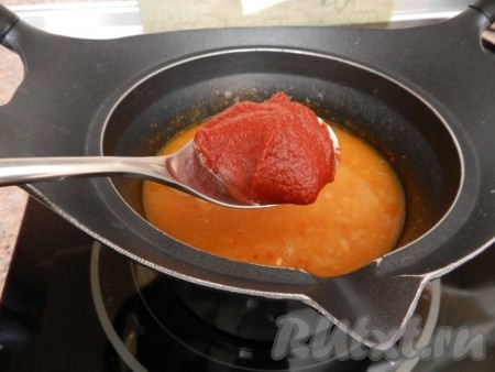 Посолить и поперчить мясо,  добавить давленный чеснок, паприку, томатную пасту. При добавлении специй ориентируйтесь на свой вкус. Перемешать, довести до кипения и готовить гуляш из свинины на медленном огне под крышкой еще 15-20 минут.