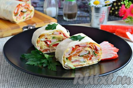 Рулет из лаваша с крабовыми палочками и огурцом