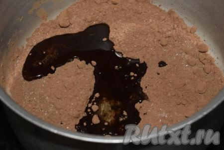 К смеси какао и сахара добавляем растительное масло и воду.