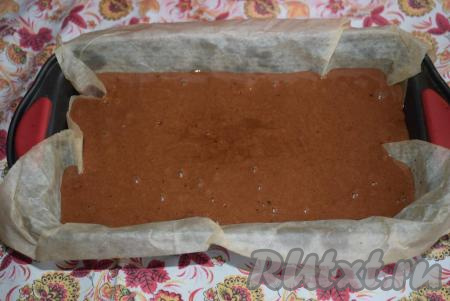 Тесто для сумасшедшего пирога "Crazy Cake" получается достаточно жидким, похожим на сметану. Застилаем форму для выпечки пирога пергаментной бумагой, смазываем ее оливковым или растительным маслом и присыпаем мукой. В форму для выпечки перекладываем тесто.