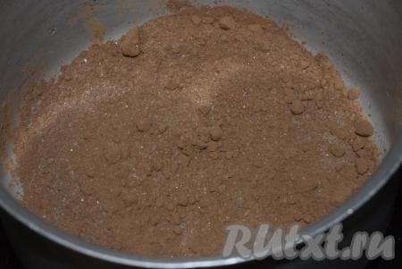 Очень вкусный сумасшедший пирог "Crazy Cake" готов. Его верх можно покрыть самой простой шоколадной помадкой, для её приготовления в алюминиевой кастрюльке смешиваем какао и сахар (не используйте эмалированную посуду, так как в ней помадка может пригореть).