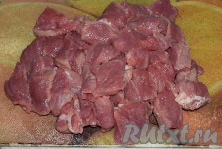 Подготовленное мясо нарезать на кусочки одинакового размера (примерно, 4х3 см).
