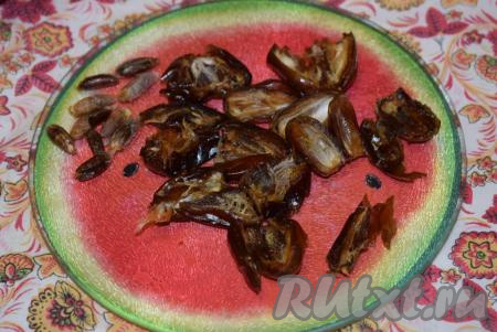 Финики отделить от косточек и нарезать на произвольные кусочки.
