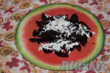 Для того чтобы кусочки сухофруктов под своим весом при выпечке не опускались на дно кекса, их нужно посыпать мукой и перемешать. Мука покроет сухофрукты и будет цепляться за тесто, не давая им оседать.