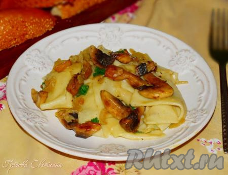 Все, наше вкуснейшее и ароматнейшее блюдо готово! Шампиньоны, тушеные с луком в сметане (или в майонезе), придутся по вкусу всем любителям грибов, а если подавать к этому блюду разные гарниры (рис, гречку, пасту, пюре и т.д.), то можно каждый раз получать новые вкусы, внося разнообразие в свой рацион.