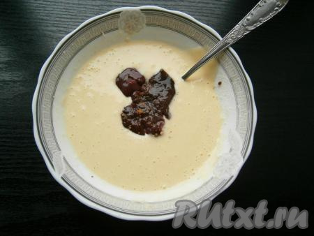 Кляр должен быть похож по консистенции на жидкую сметану. Каждый кусочек печени опускать в кляр.