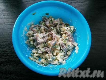Салат с сельдью и картофелем поперчить, перемешать. Попробуйте его на соль, если недостаточно - посолите по вкусу.