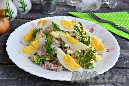 Простой и очень вкусный салат, приготовленный с сельдью и картофелем, подать к столу.