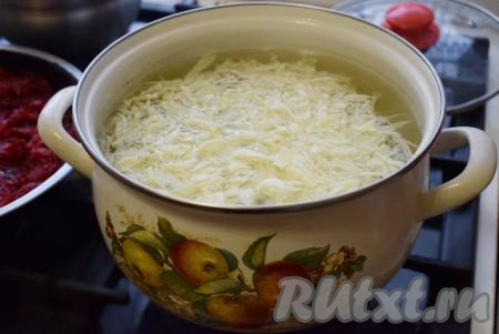 Следом добавляем нарезанную капусту, даём воде закипеть, уменьшаем огонь, солим по вкусу, варим до готовности картошки (ориентировочно минут 20, готовый картофель будет легко прокалываться вилкой).