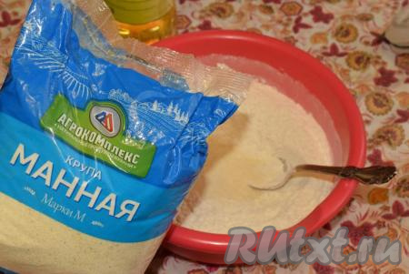 К получившейся смеси добавляем манную крупу.