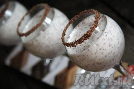 Вот такой аппетитный десерт  из кефира и сметаны с желатином получился.