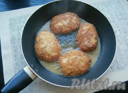 Растительное масло хорошо разогреть на сковороде. Выложить котлеты из куриного фарша и творога, обжарить на среднем огне до румяности снизу. Затем перевернуть, сделать огонь ниже среднего, накрыть сковороду крышкой и жарить до подрумянивания с другой стороны. У меня все котлеты на одну сковороду не поместились, поэтому я жарила их одновременно на двух сковородках.