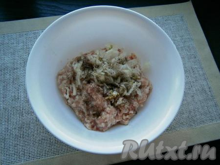К фаршу (фарш можно приготовить самим, пропустив кусочки курицы через мясорубку, или взять покупной) добавить мелко нарезанный очищенный репчатый лук, соль и перец по вкусу.