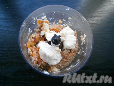 И также положить майонез с плавленным сыром.