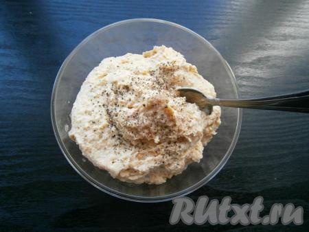 Паштет переложить в миску, поперчить. Мне соли было достаточно от селедки, если вам не хватает - подсолите.