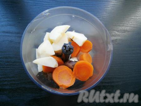 Сюда же добавить кусочки отварной моркови и очищенного отварного картофеля.