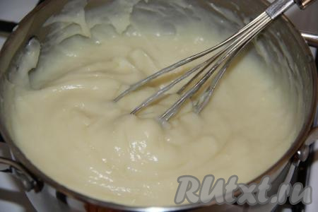 Кастрюльку с молоком и сахаром поставить на огонь и прогреть почти до кипения, затем постепенно влить молочно-мучную смесь, интенсивно перемешивая крем венчиком. Варить крем на небольшом огне до загустения при помешивании, примерно, 5 минут. Как только крем загустеет (станет напоминать густую сметану), снять его с огня и полностью остудить. 