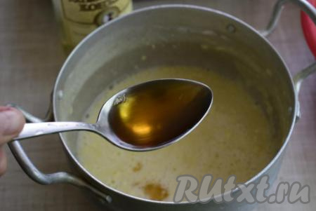 Добавим к тесту растительное масло и коньяк.