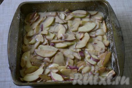 выливаем наше тесто с яблочными дольками.