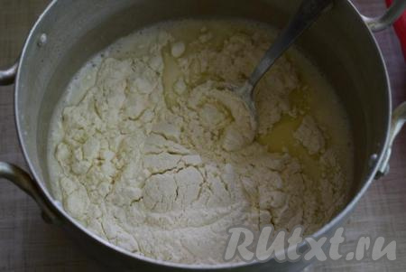 Всыпем муку и перемешаем.