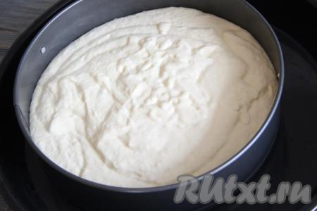 Форму смазать растительным маслом, выложить тесто в форму. У меня форма диаметром 26 см. 