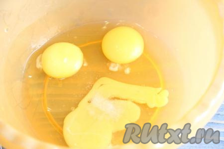 Для приготовления теста в глубокую миску вбить яйца, добавить соль.