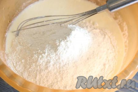 В получившуюся смесь влить кефир, перемешать венчиком. Далее всыпать муку и разрыхлитель.