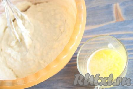 Перемешать тесто венчиком. Сливочное масло растопить и остудить.